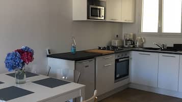 Een koelkast, een magnetron, een oven, een kookplaat