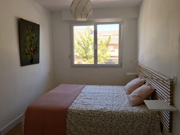 1 chambre, fer et planche à repasser, lit de bébé portatif, Wi-Fi