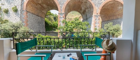 Doppia Classic, vista giardino | Copriletto in piuma, minibar, una scrivania, Wi-Fi gratuito