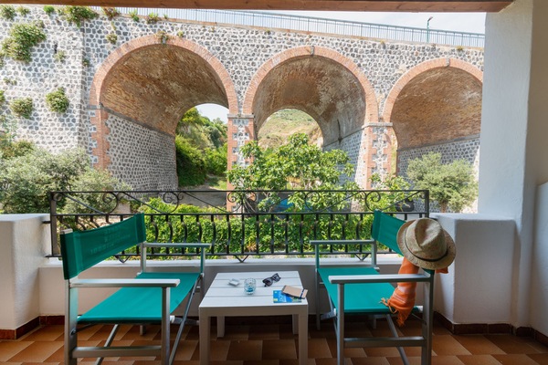 Habitación doble clásica, vista al jardín | Edredón, minibar, escritorio y wifi gratis