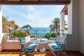 Superior Sea View Double Room, Balcony | Edredones de plumas, minibar, wifi gratis y ropa de cama