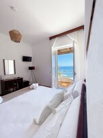 Cubrecamas, minibar, wifi gratis y ropa de cama 