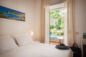Habitación clásica doble, vistas al jardín | Edredones de plumas, minibar, wifi gratis y ropa de cama