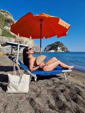 Ubicación a pie de playa, tumbonas, toallas de playa y bar en la playa