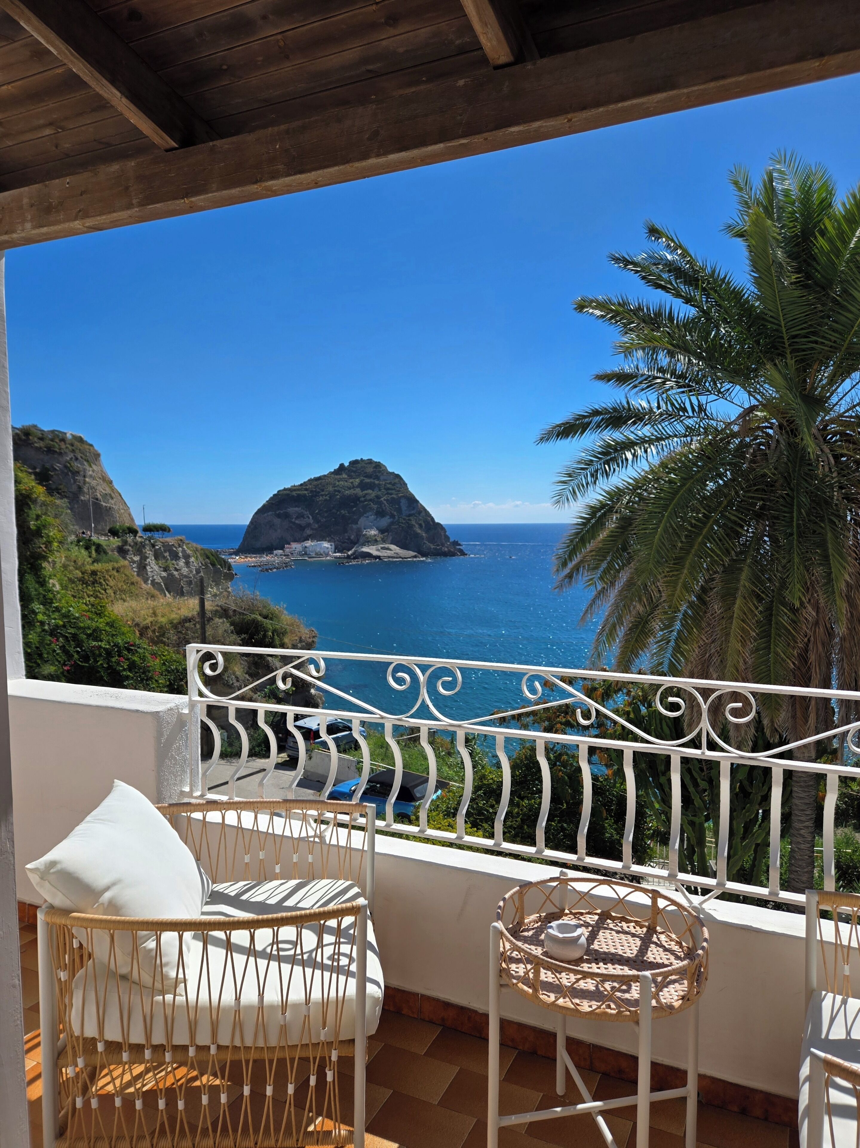 Suite, vistas al mar | Edredones de plumas, minibar, wifi gratis y ropa de cama