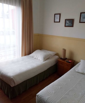 Chambre Standard double ou avec lits jumeaux | Draps en coton égyptien, literie de qualité, rideaux d’obscurcissement