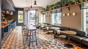 فطور مطهو حسب الطلب يوميًا بتكلفة قدرها (20 USD للشخص)