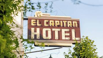 Vista frontal de la propiedad