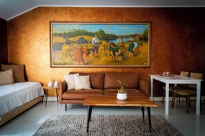 Kulta Suite, Private Bathroom | Individuelt dekorert, individuelt innredet og skrivebord