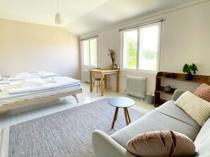 Lupiini Triple Room, Shared Bathroom | Individuell dekoriert, individuell eingerichtet, Schreibtisch