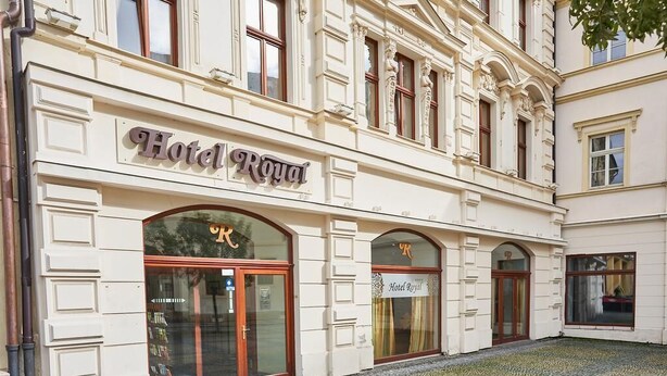 Een gebouw met het bord 'Hotel Royal', dat aangeeft dat het een hotel is.