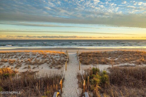 "A Lil' Nauti" - 2 Bedroom Condo - Ocean Views, Emerald Isle, NC
