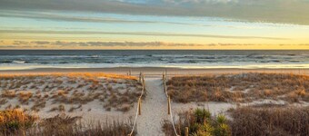 "A Lil' Nauti" - 2 Bedroom Condo - Ocean Views, Emerald Isle, NC