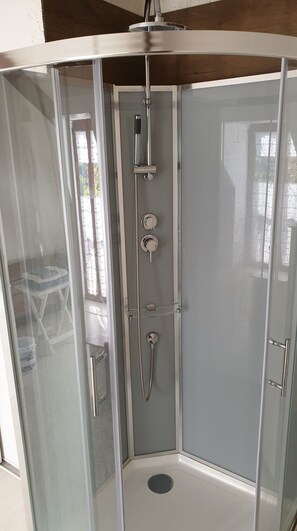 Tweepersoonskamer (Au Bord de mer) | Badkamer met douche