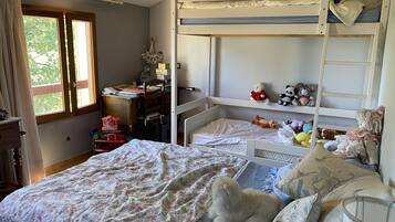 4 bedrooms, iron/ironing board, free WiFi, bed sheets