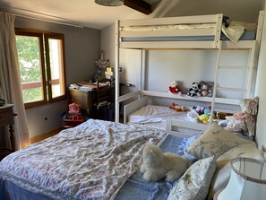 4 bedrooms, iron/ironing board, free WiFi, bed sheets