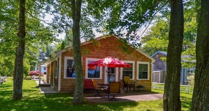 Charming cottage on the water with beautiful views