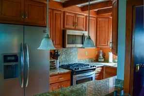 Geladeira, micro-ondas, fogão, cooktop