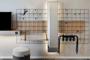 Room, 1 Queen Bed | Free cribs/infant beds, free WiFi, bed sheets