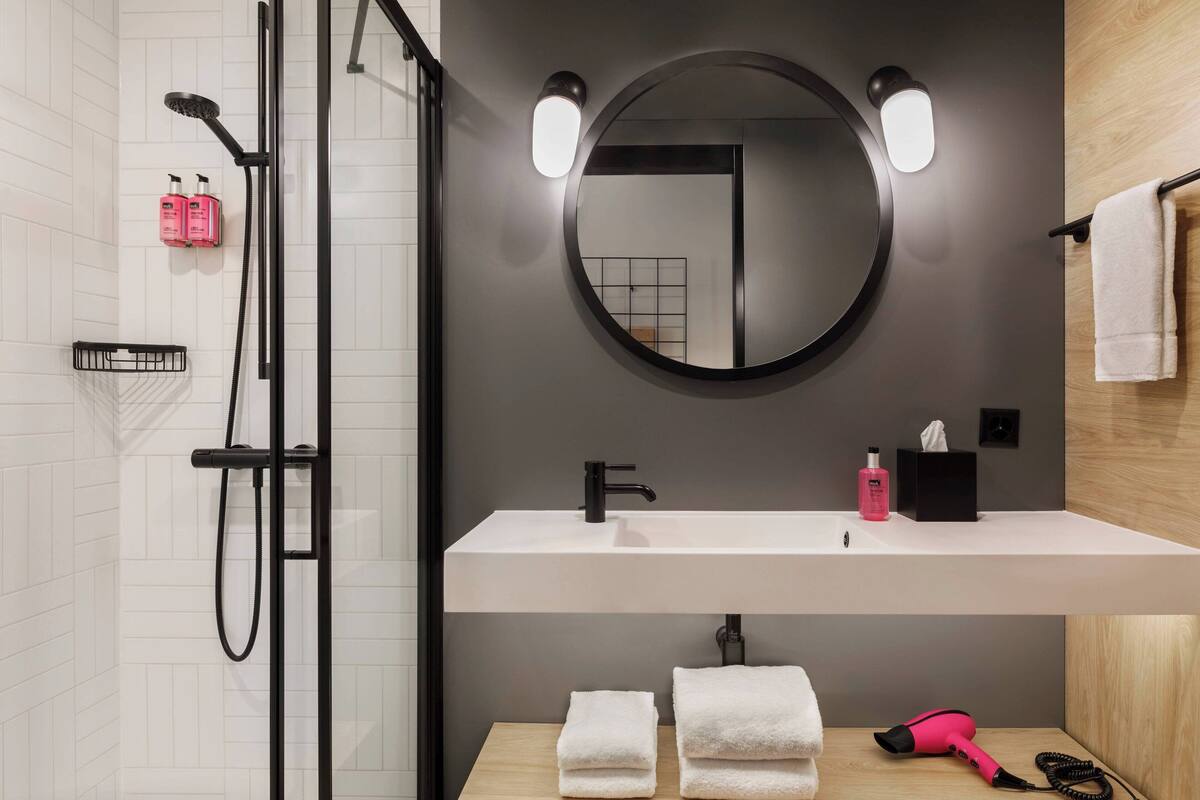 shower, free toiletries, hair dryer, towels