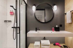 Ducha, artículos de tocador gratuitos, secador de pelo, toallas