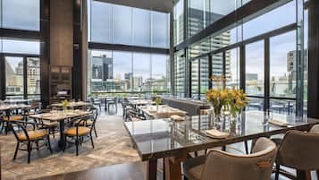 Breakfast, lunch, dinner served; international cuisine, alfresco dining