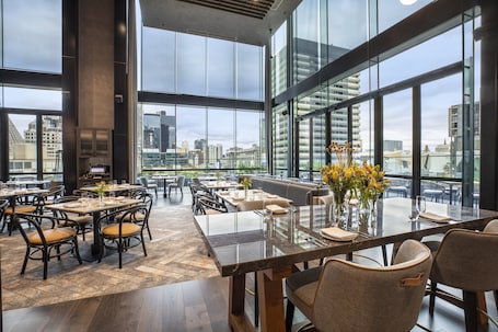 Breakfast, lunch, dinner served; international cuisine, alfresco dining