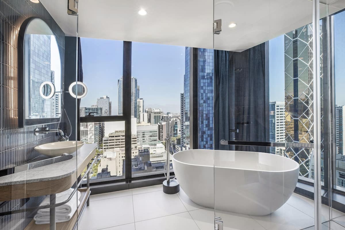 Premium kamer, 1 kingsize bed, bad (High Floor) | Badkamer | Een douche, een regendouche, gratis toiletartikelen, een haardroger