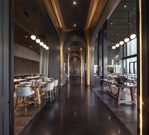 Serviço de café da manhã, almoço, jantar; restaurante ao ar livre