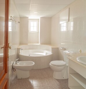 Badekar, hårføner, bidé og håndklær
