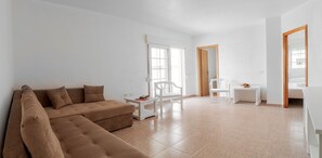 مكتب وواي فاي مجانًا وملاءات أسرّة