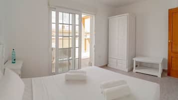 Habitación familiar, 2 habitaciones, terraza (XL) | 1 dormitorio, escritorio, wifi gratis y ropa de cama