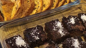 Diversas opciones de productos horneados, incluyendo galletas, barras de pastel verde y brownies.