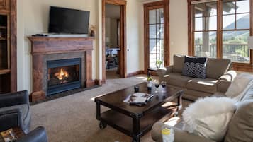 Televisión y chimenea