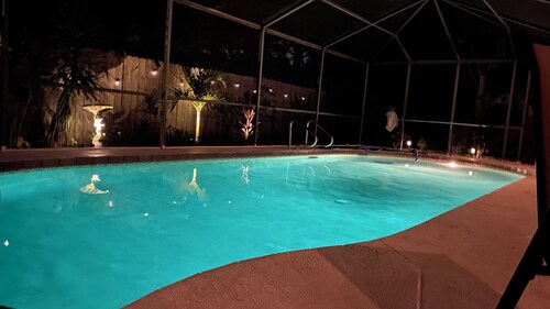 Beautiful and comfortable home with a pool - 8 minutes to Gulf beaches!!!