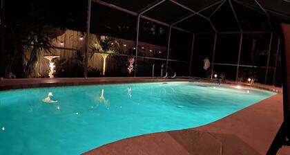 Beautiful and comfortable home with a pool - 8 minutes to Gulf beaches!!!