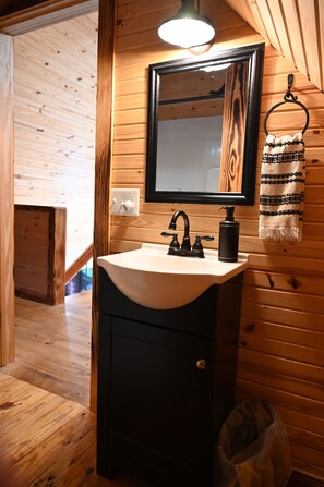 Kombination af bruser/badekar, hårtørrer, håndklæder, Toiletpapir