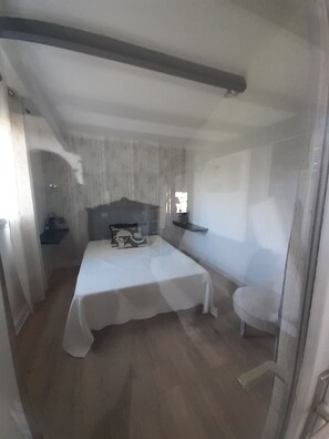 1 bedroom, travel cot, free WiFi, bed sheets