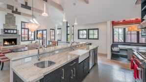 A modern kitchen with a large island, granite countertops, and stainless steel appliances. - 211 South Oak Street C | Luxury Telluride Townhome Steps to the Gondola (Telluride)