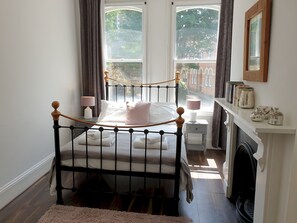 2 多间卧室、熨斗/熨衣板、上网接入、床单