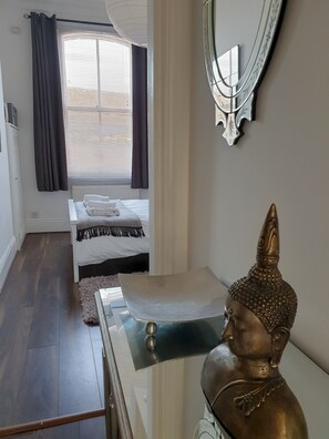 3 bedrooms, iron/ironing board, internet, bed sheets