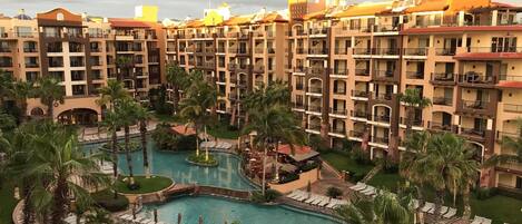 Een buitenzwembad, een verwarmd zwembad