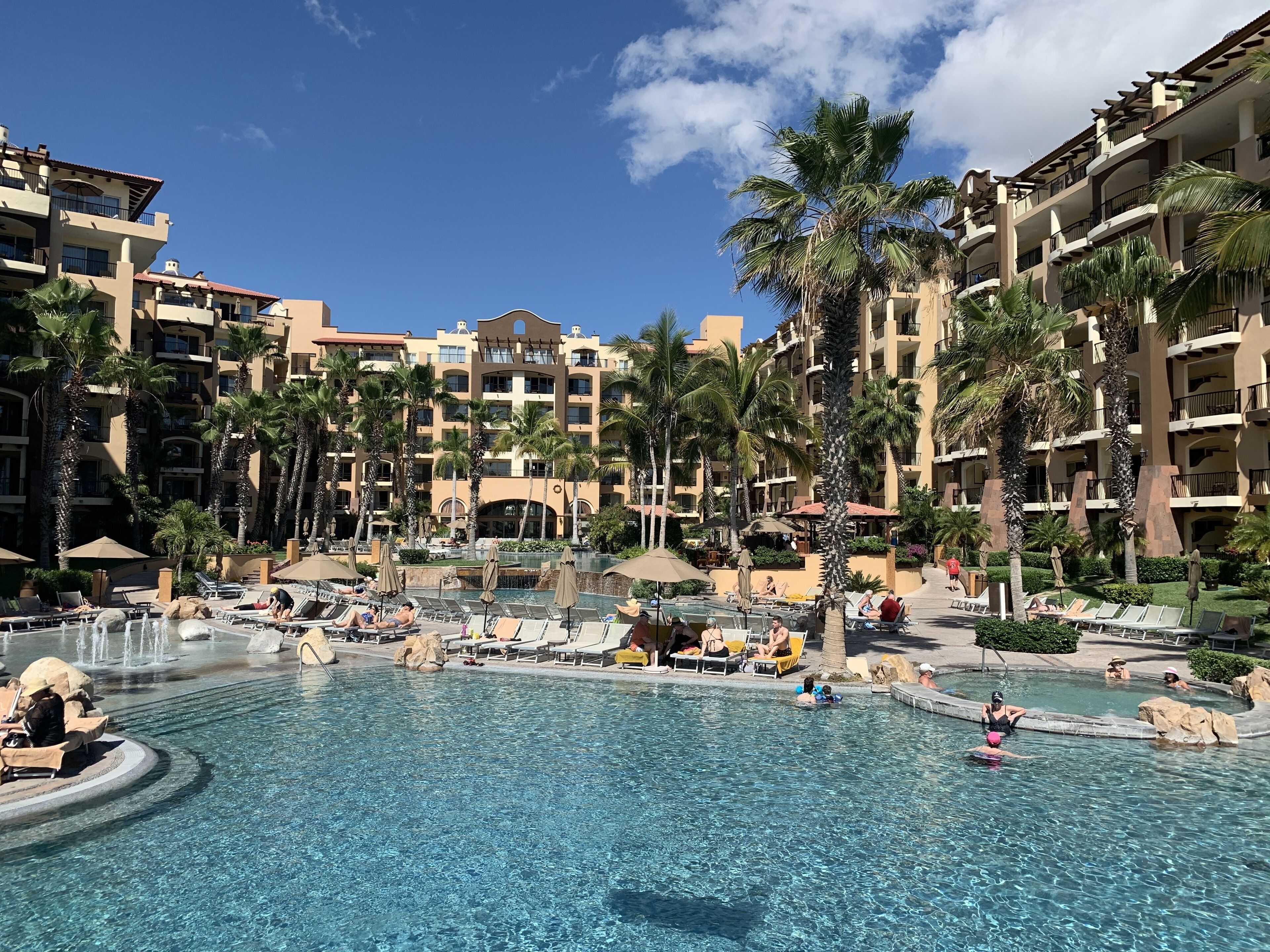 Utendørsbasseng og et oppvarmet basseng