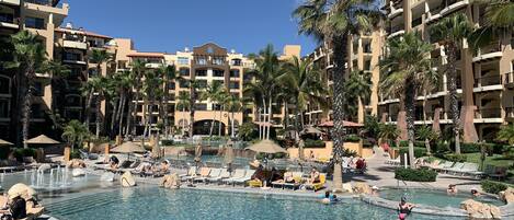 Utendørsbasseng og et oppvarmet basseng