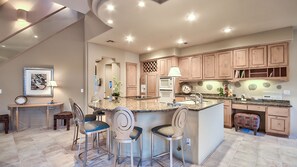Fridge, microwave, oven, stovetop - Scottsdale Luxury Vacation (Scottsdale)