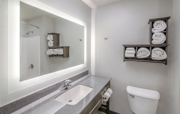 Combined shower/tub, free toiletries, hair dryer, towels