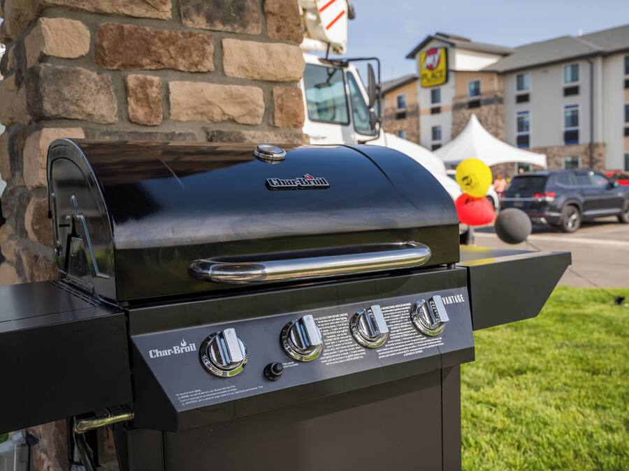 Ein Char-Broil Gasgrill mit vier Brennern, einem Edelstahlgriff und einer schwarzen Oberfläche.