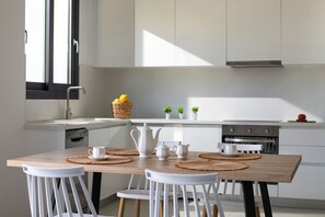 Horno, placa de cocina, lavavajillas y cafetera o tetera