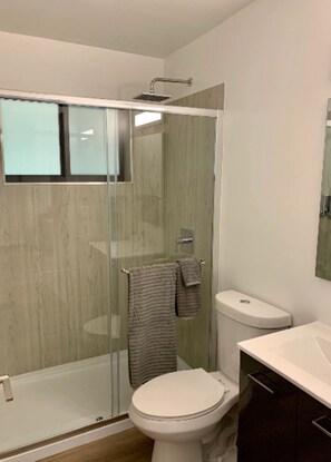 Douche, serviettes fournies, savon, shampoing