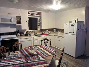 Fridge, microwave, oven, stovetop - Pinto Paradise Ranch (Brackettville)